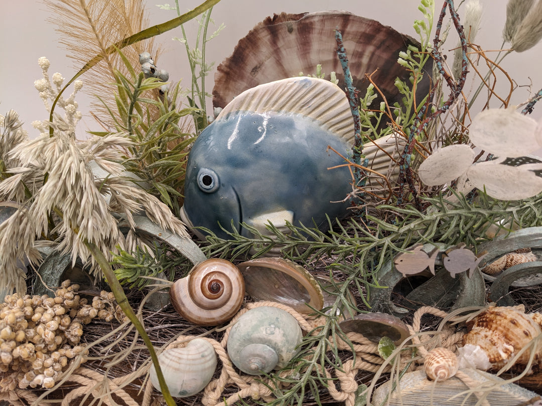 Sommergesteck Fische Gräser maritim