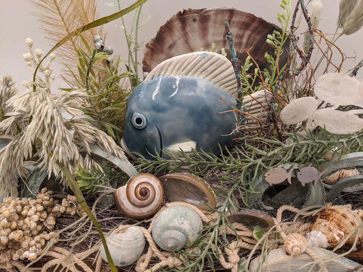 Sommergesteck Fische Gräser maritim