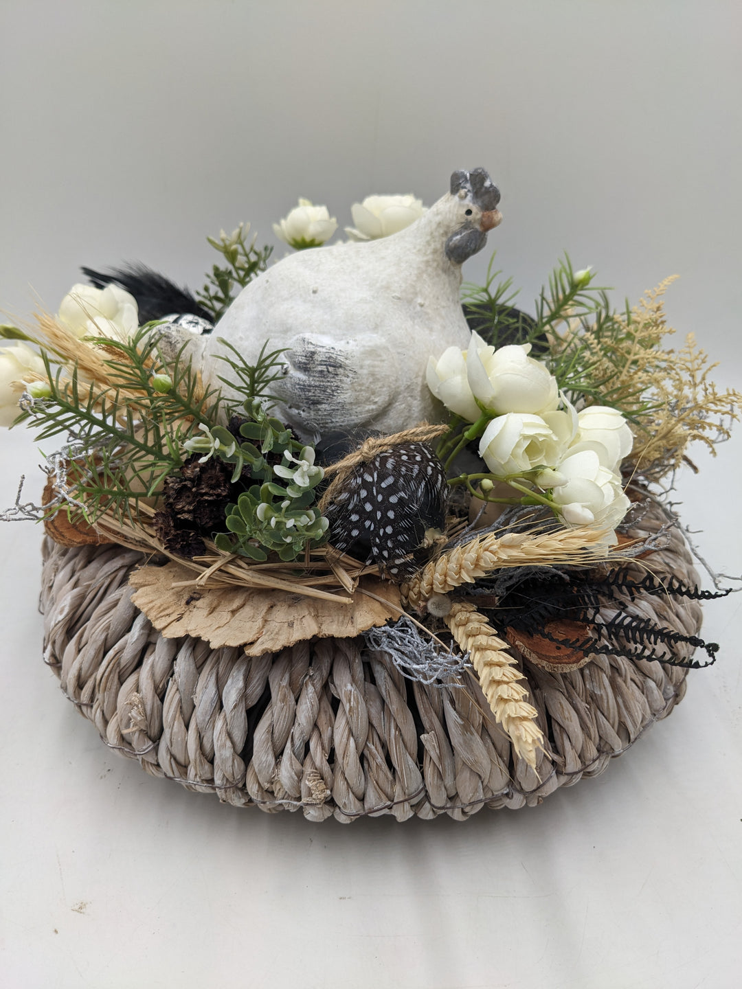 Ostergesteck Frühlinsgesteck Huhn Ranunkel schwarz weiss