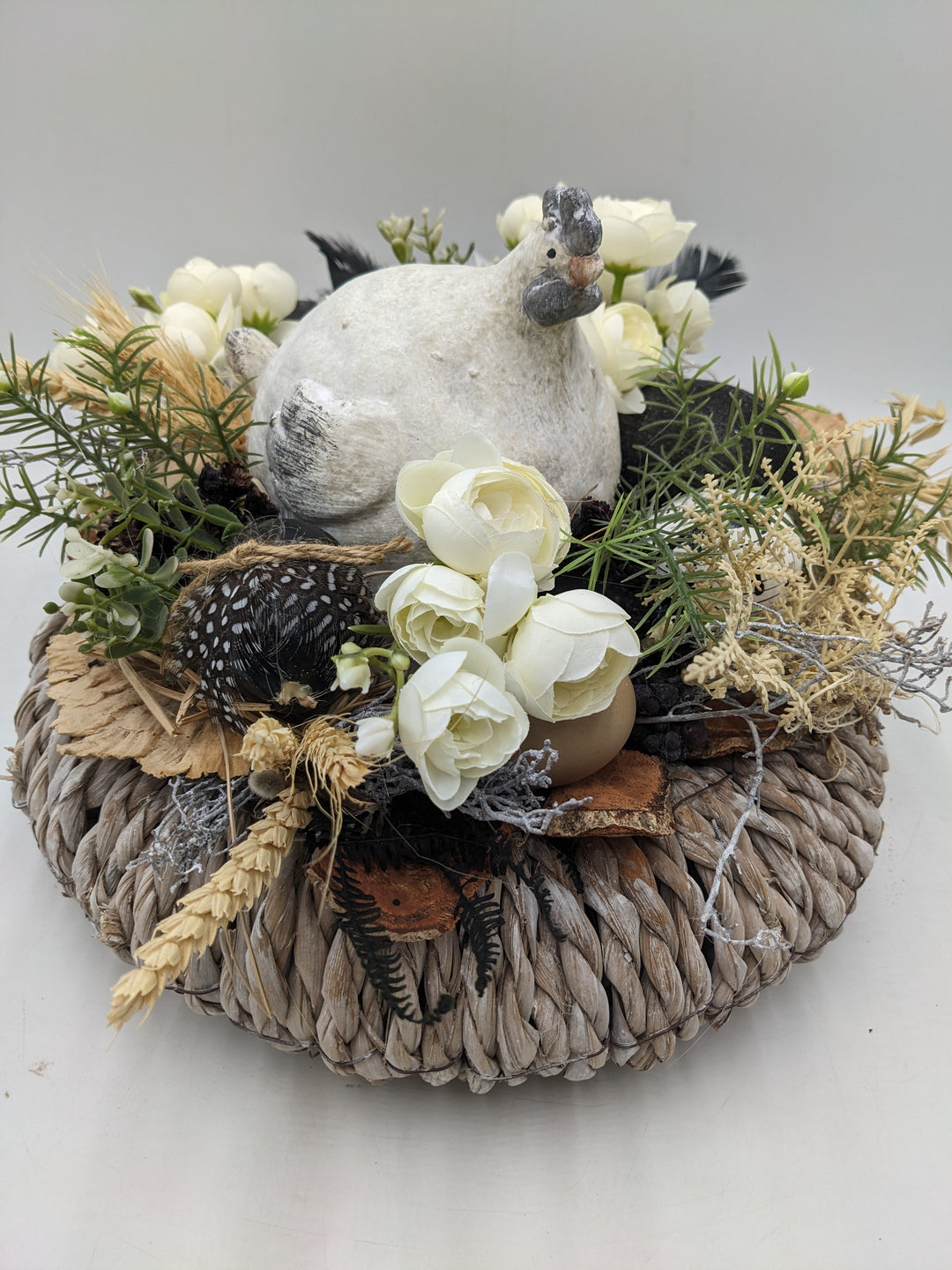 Ostergesteck Frühlinsgesteck Huhn Ranunkel schwarz weiss
