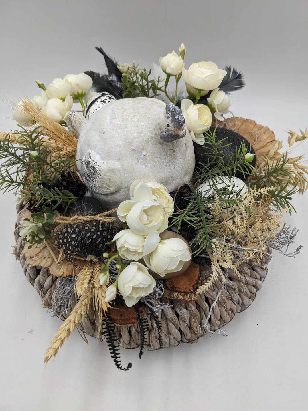 Ostergesteck Frühlinsgesteck Huhn Ranunkel schwarz weiss