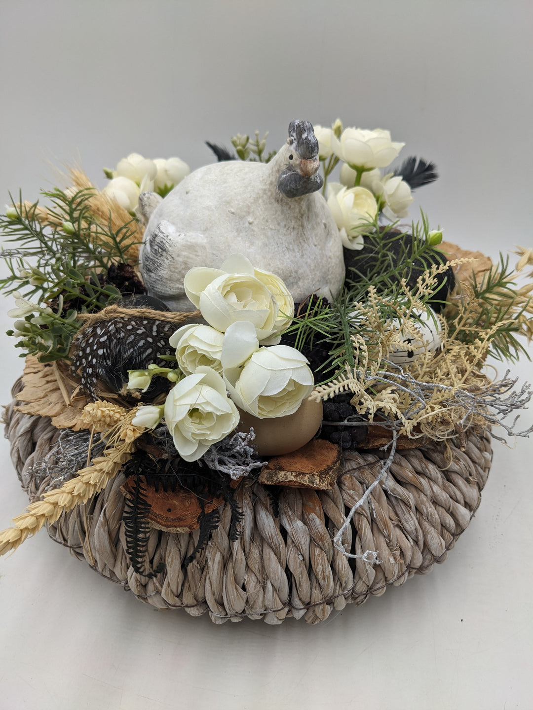 Ostergesteck Frühlinsgesteck Huhn Ranunkel schwarz weiss