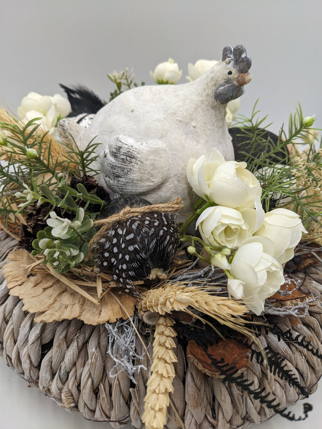 Ostergesteck Frühlinsgesteck Huhn Ranunkel schwarz weiss