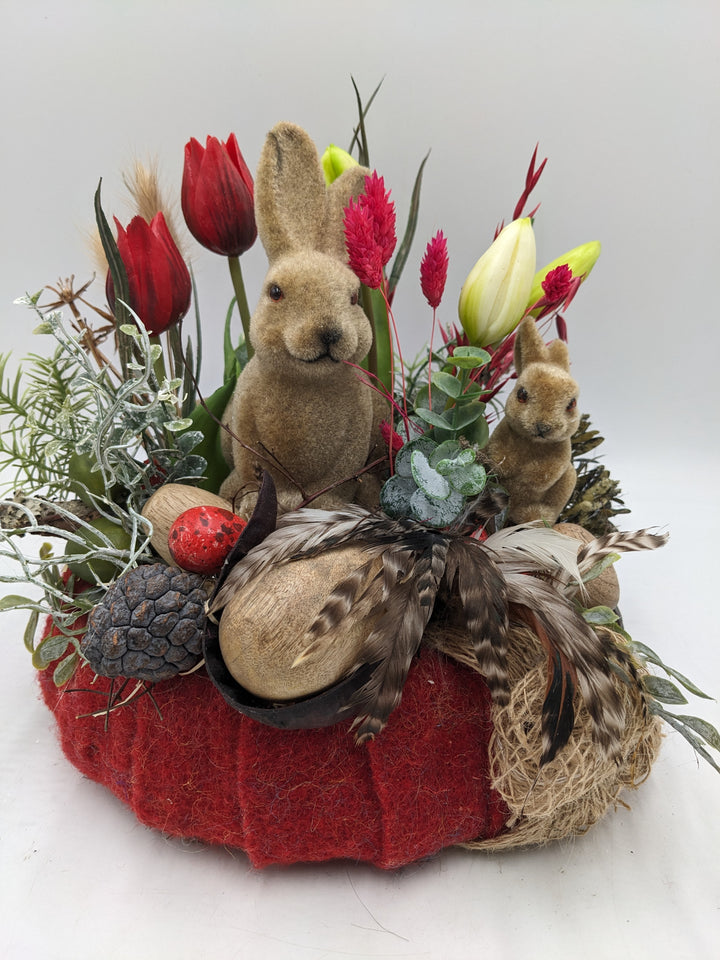 Ostergesteck Frühlingsgesteck Holzeier Tulpen Hasen rot
