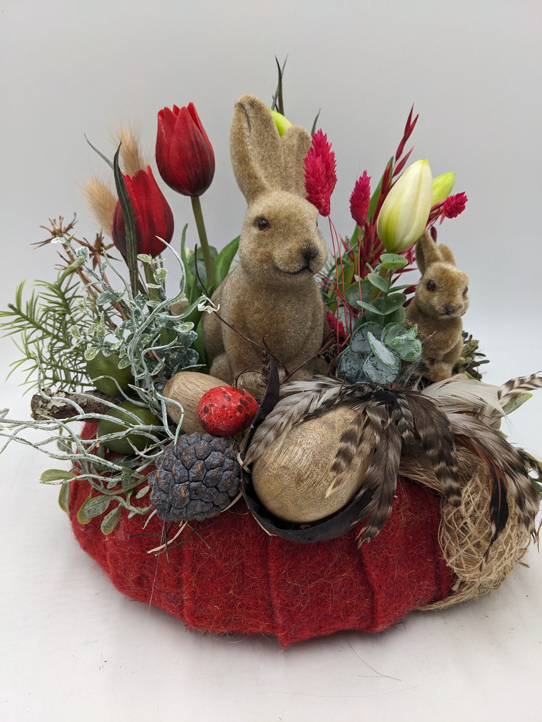 Ostergesteck Frühlingsgesteck Holzeier Tulpen Hasen rot