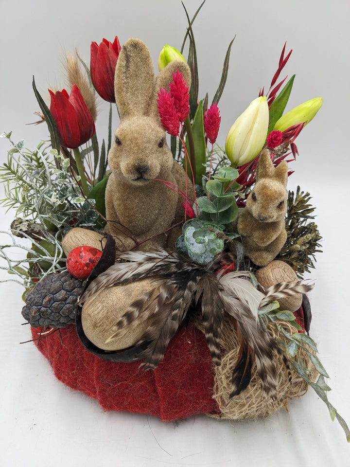 Ostergesteck Frühlingsgesteck Holzeier Tulpen Hasen rot