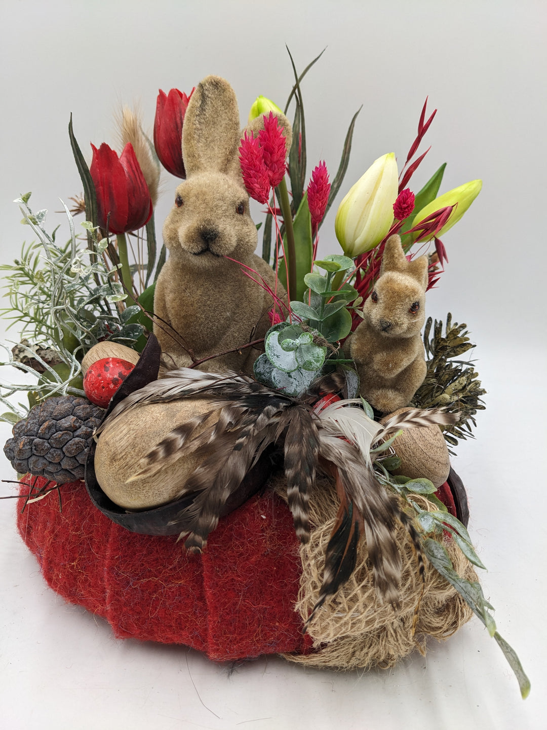 Ostergesteck Frühlingsgesteck Holzeier Tulpen Hasen rot