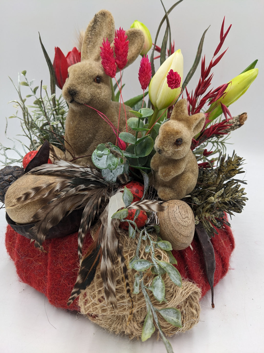 Ostergesteck Frühlingsgesteck Holzeier Tulpen Hasen rot