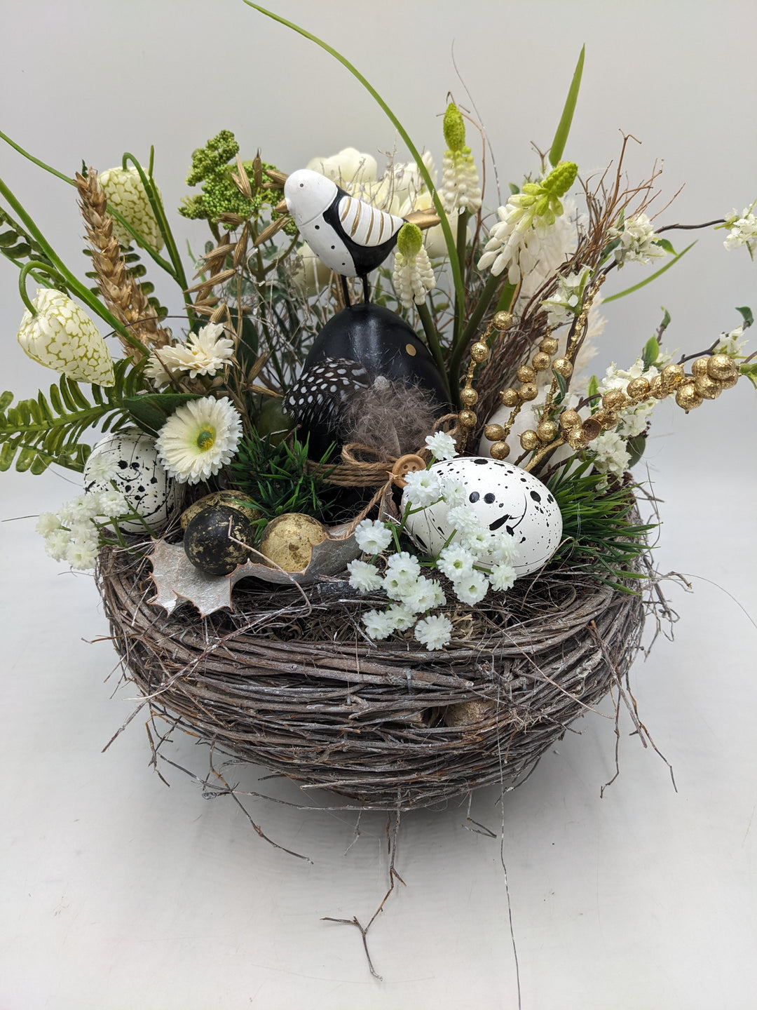 Ostergesteck Frühlingsgesteck Vogel Ranunkel schwarz weiss