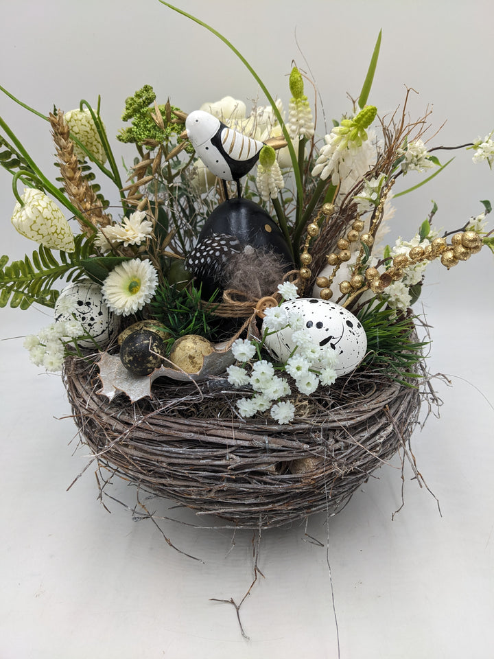 Ostergesteck Frühlingsgesteck Vogel Ranunkel schwarz weiss