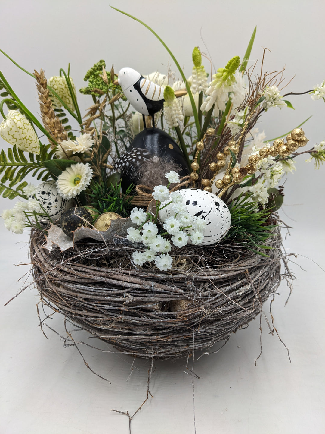 Ostergesteck Frühlingsgesteck Vogel Ranunkel schwarz weiss