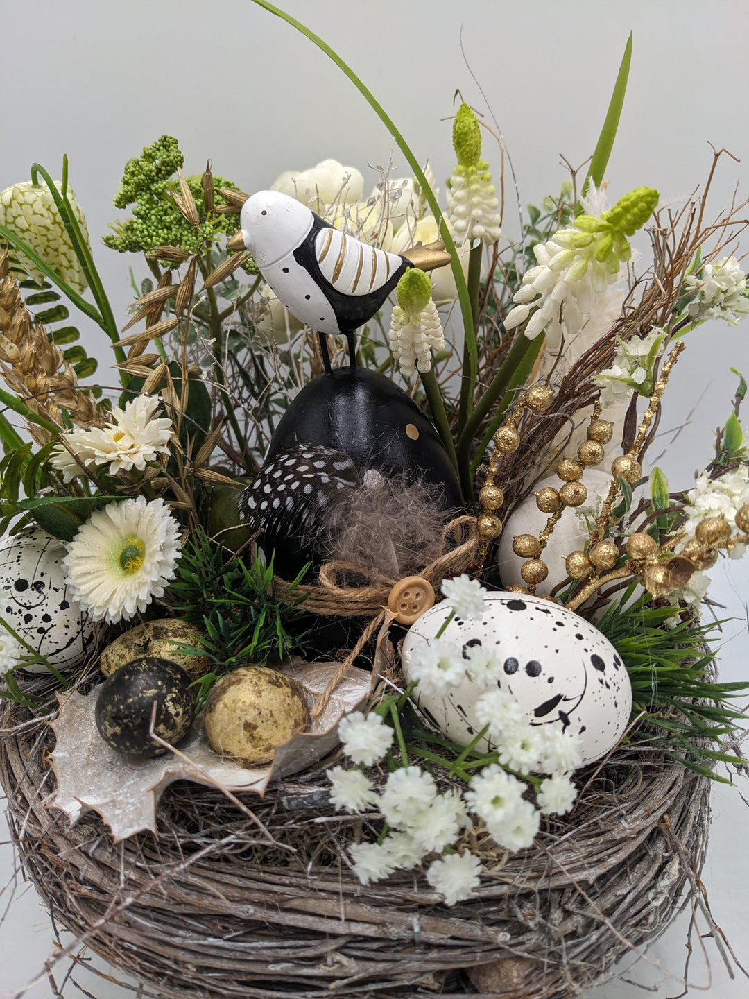 Ostergesteck Frühlingsgesteck Vogel Ranunkel schwarz weiss