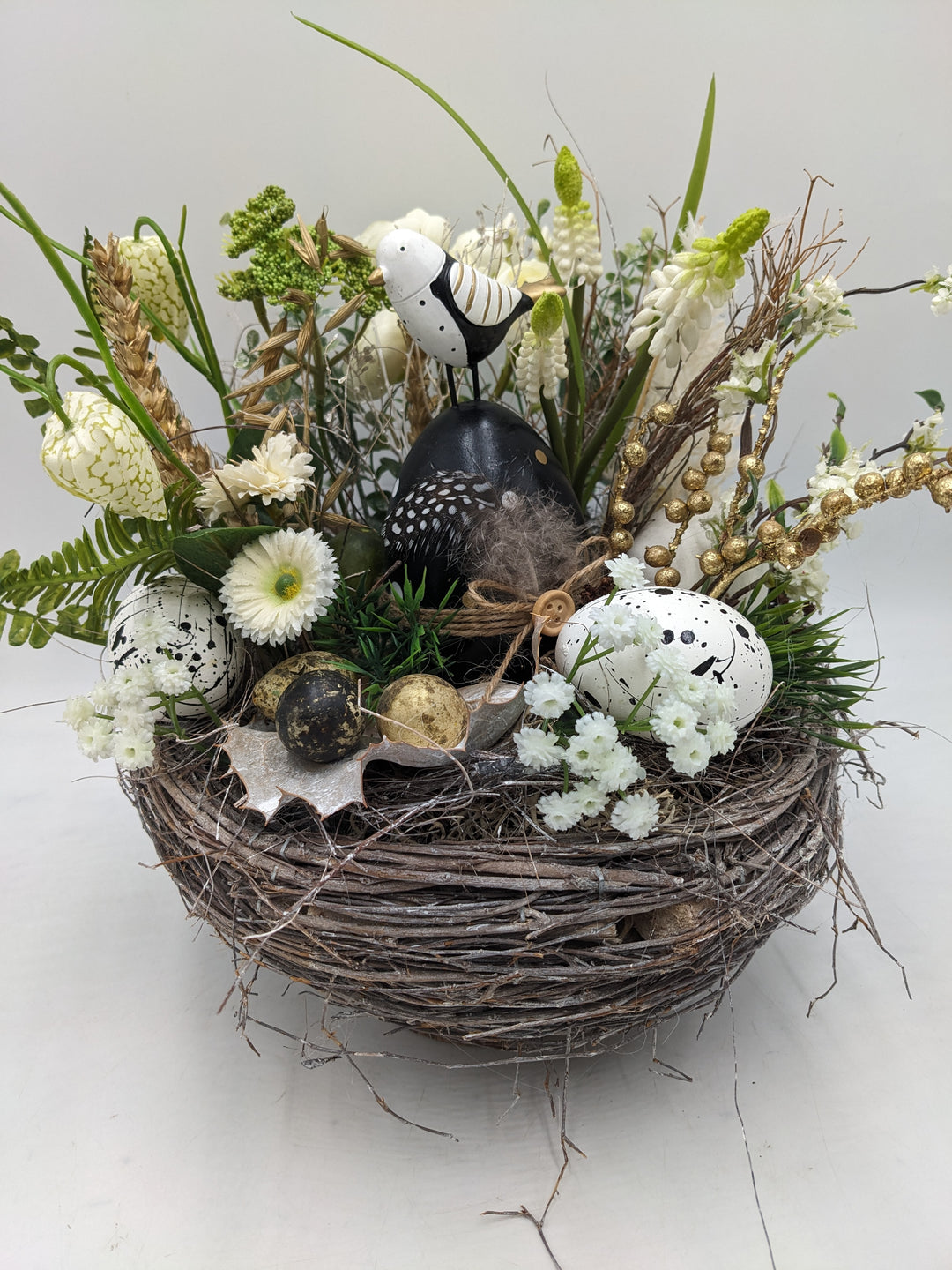 Ostergesteck Frühlingsgesteck Vogel Ranunkel schwarz weiss