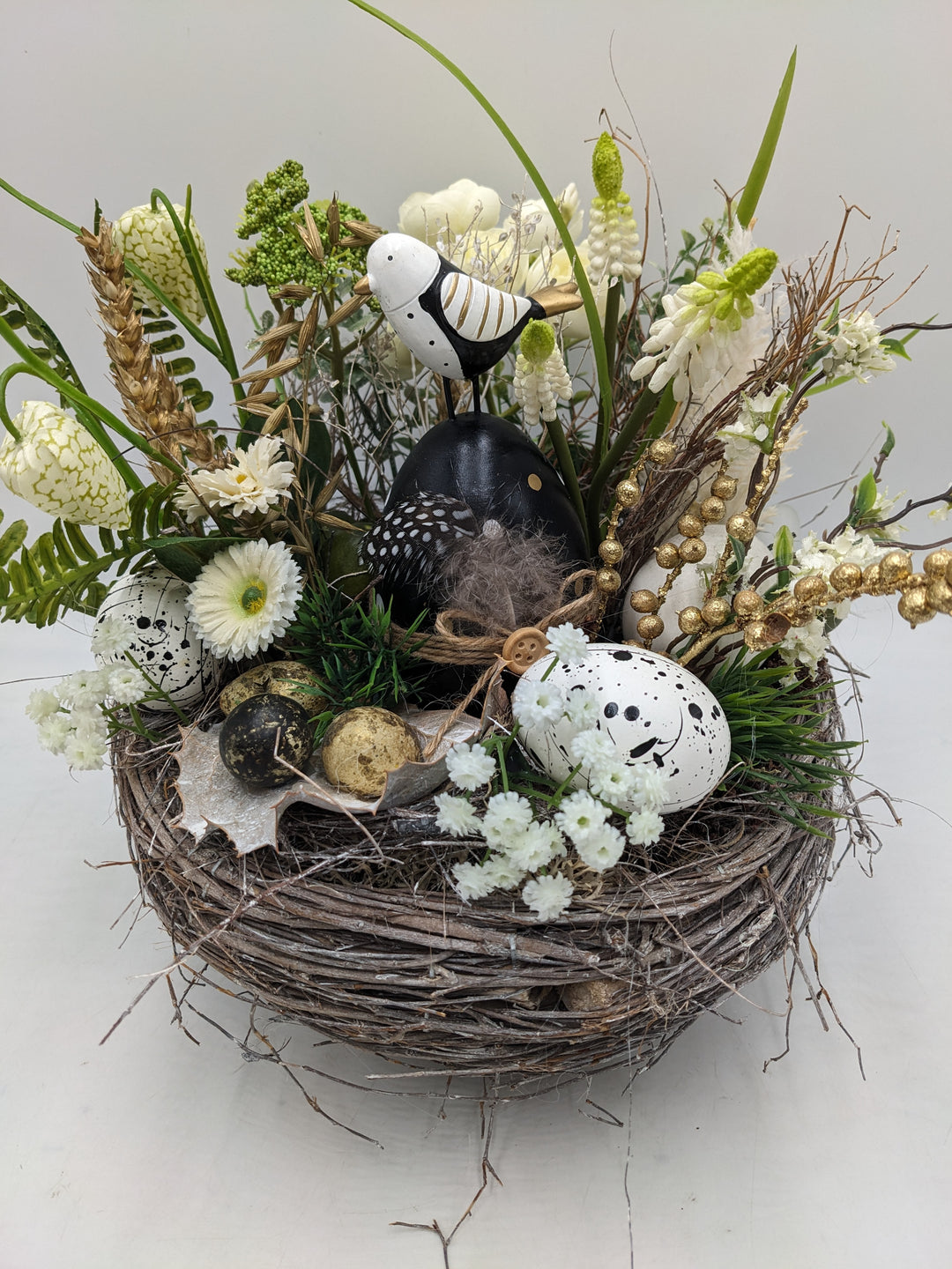 Ostergesteck Frühlingsgesteck Vogel Ranunkel schwarz weiss