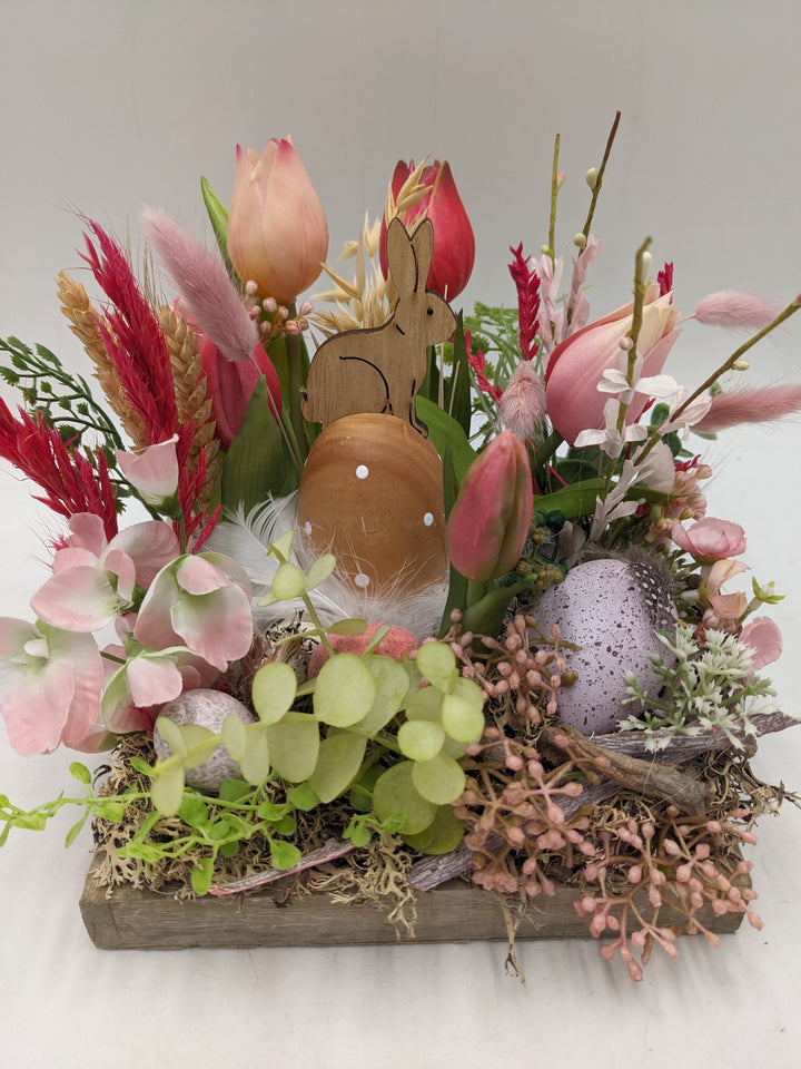 Ostergesteck Frühlingsgesteck Tulpen Hase Gräser rosa