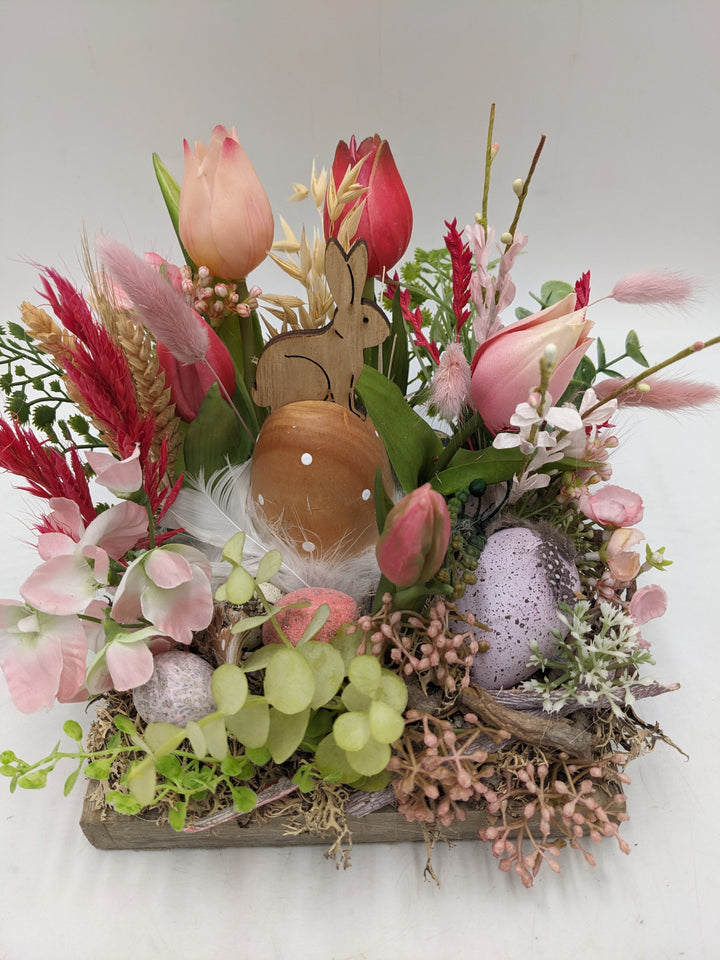 Ostergesteck Frühlingsgesteck Tulpen Hase Gräser rosa