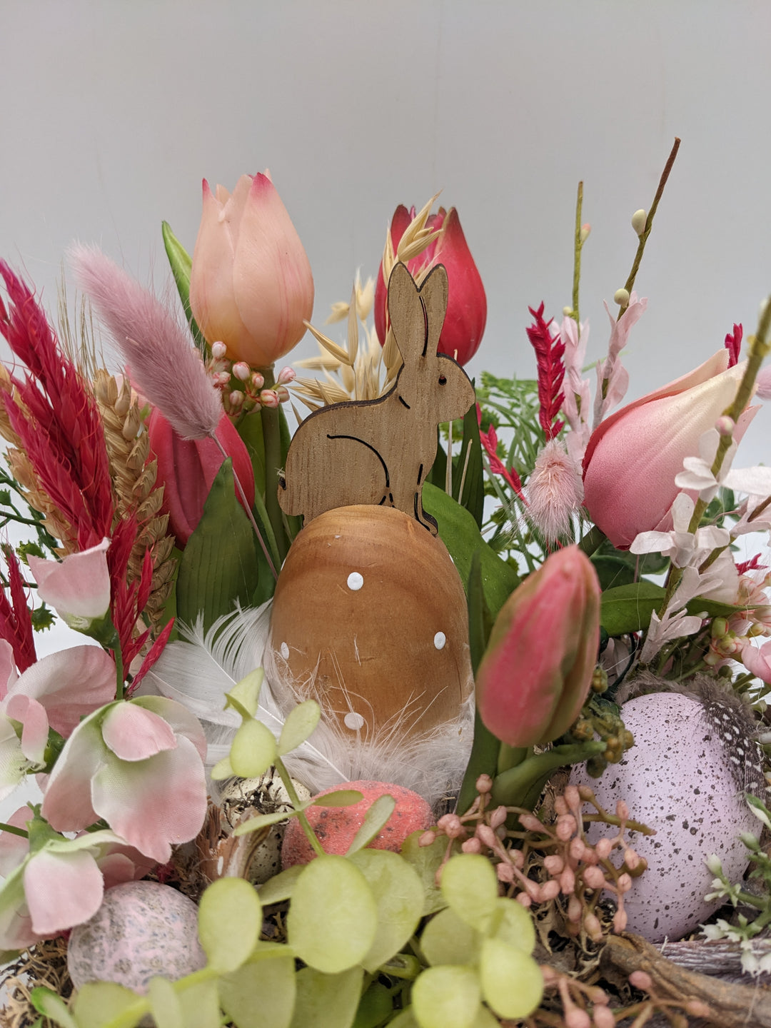 Ostergesteck Frühlingsgesteck Tulpen Hase Gräser rosa