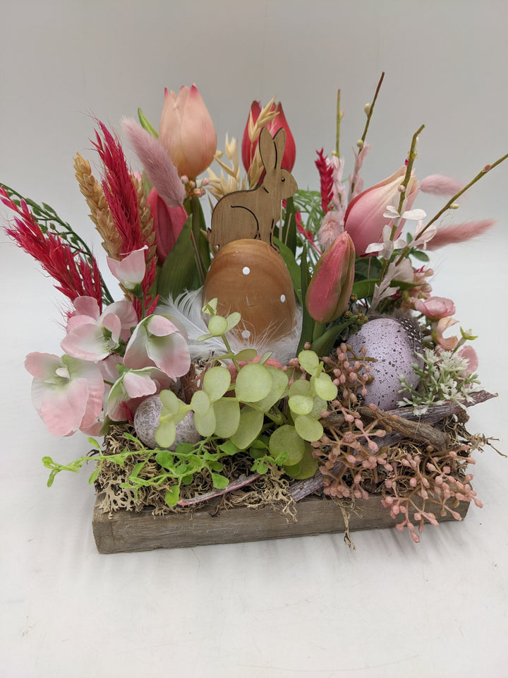 Ostergesteck Frühlingsgesteck Tulpen Hase Gräser rosa