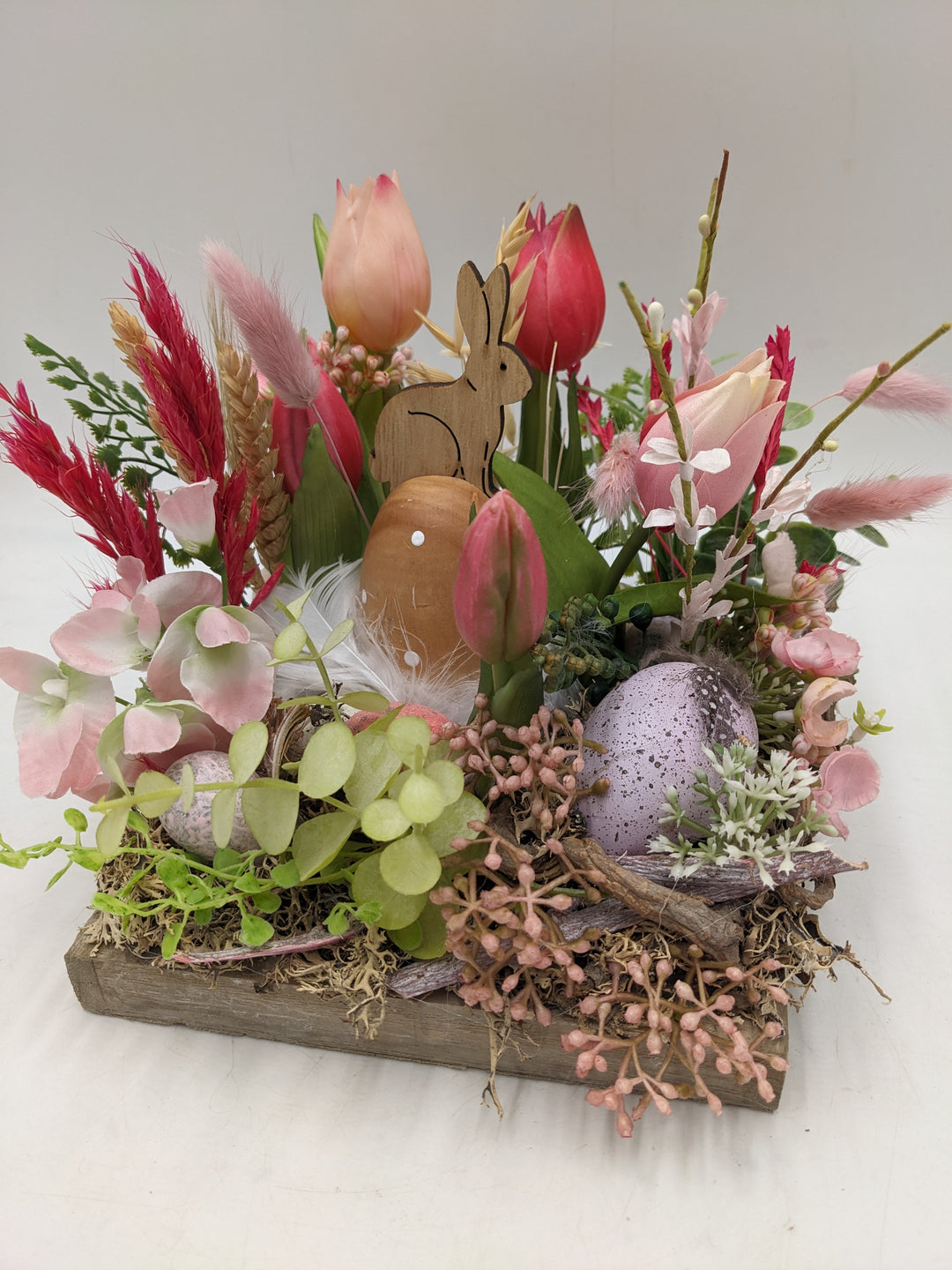 Ostergesteck Frühlingsgesteck Tulpen Hase Gräser rosa