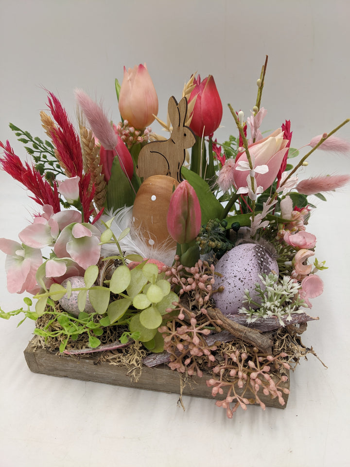 Ostergesteck Frühlingsgesteck Tulpen Hase Gräser rosa