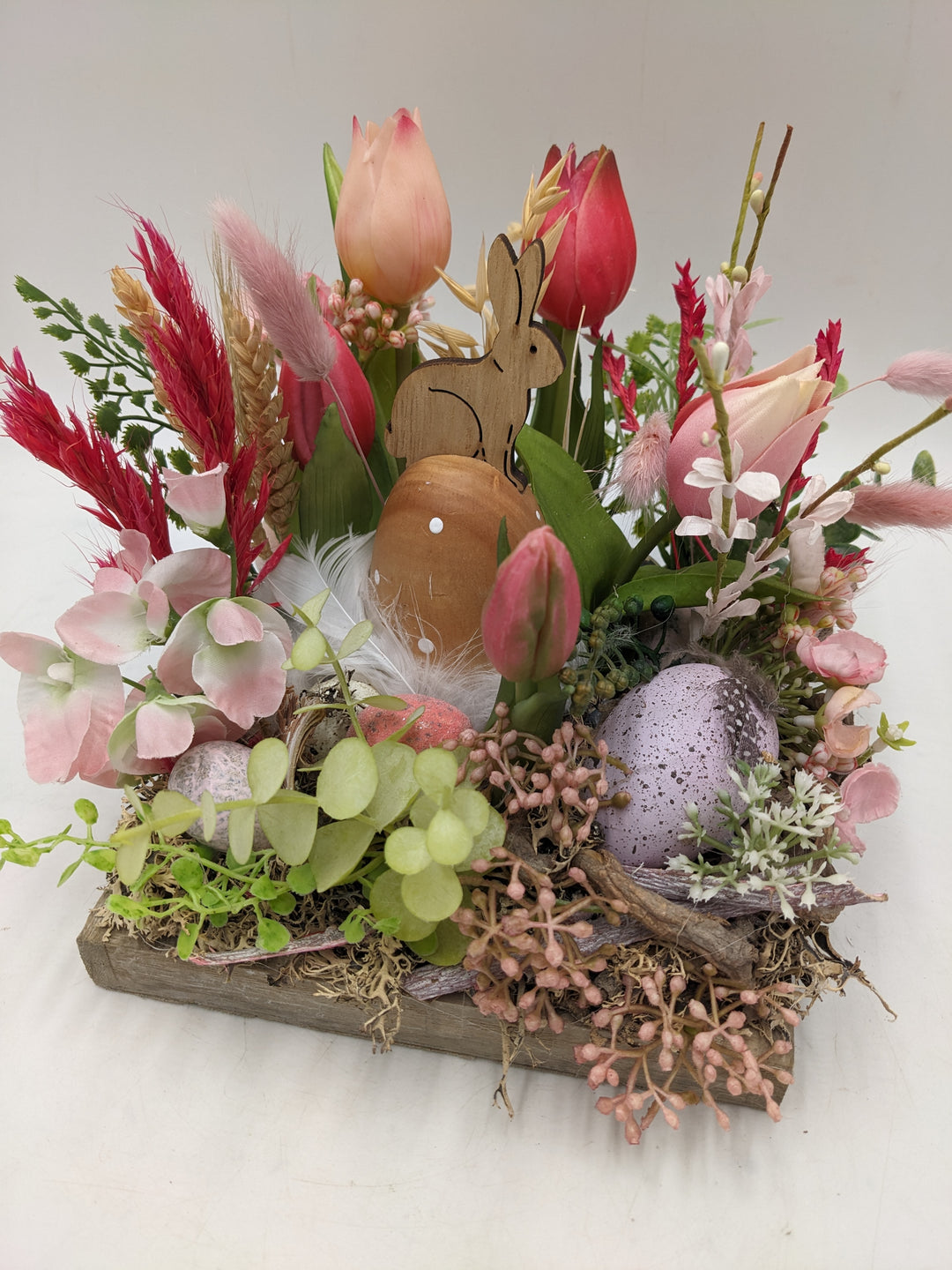Ostergesteck Frühlingsgesteck Tulpen Hase Gräser rosa
