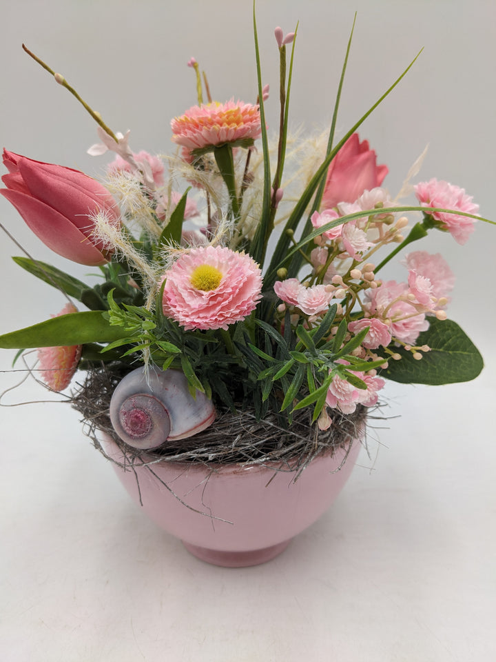 Frühlingsgesteck Tulpen Bellis Gräser rosa
