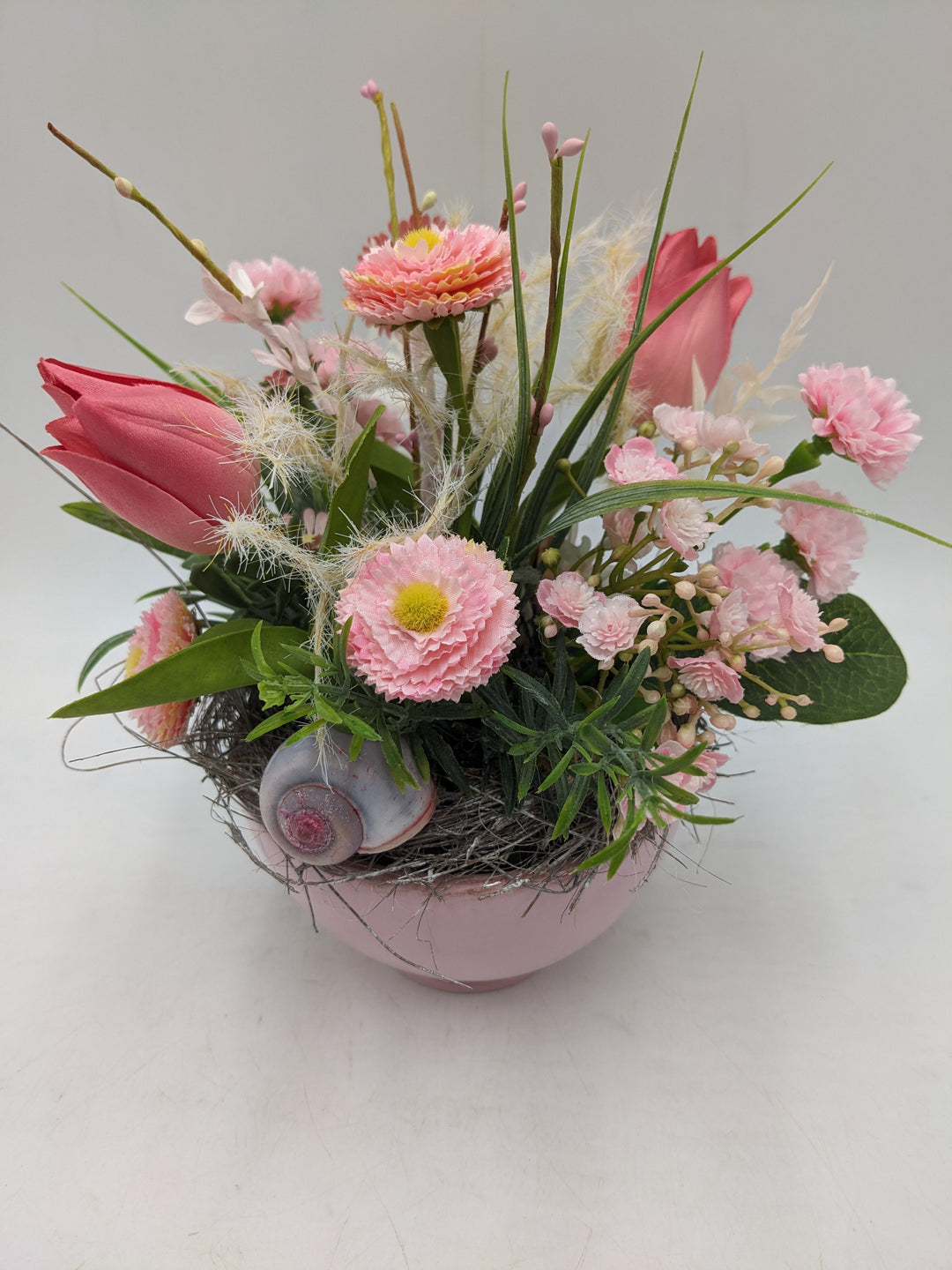 Frühlingsgesteck Tulpen Bellis Gräser rosa