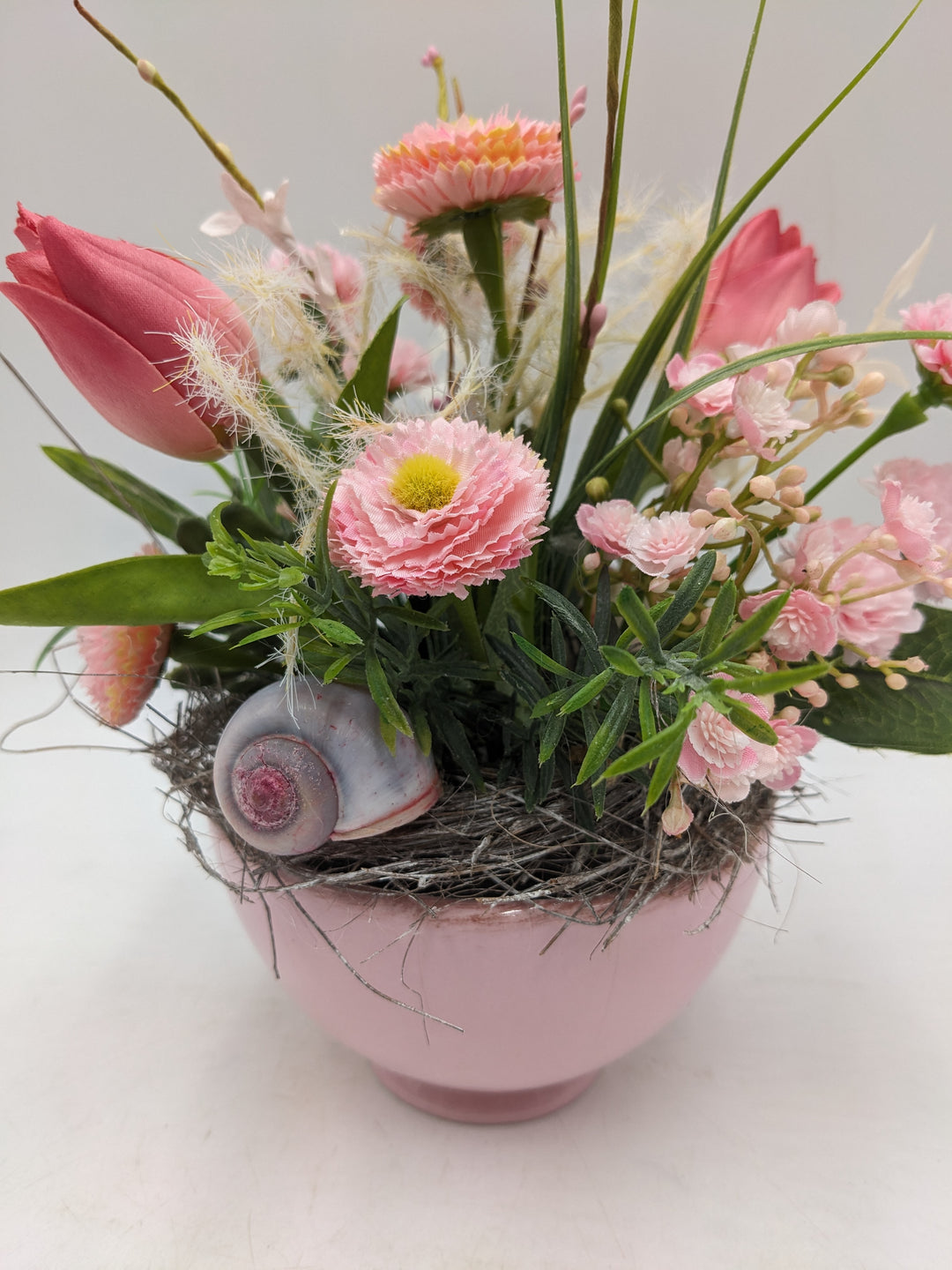 Frühlingsgesteck Tulpen Bellis Gräser rosa