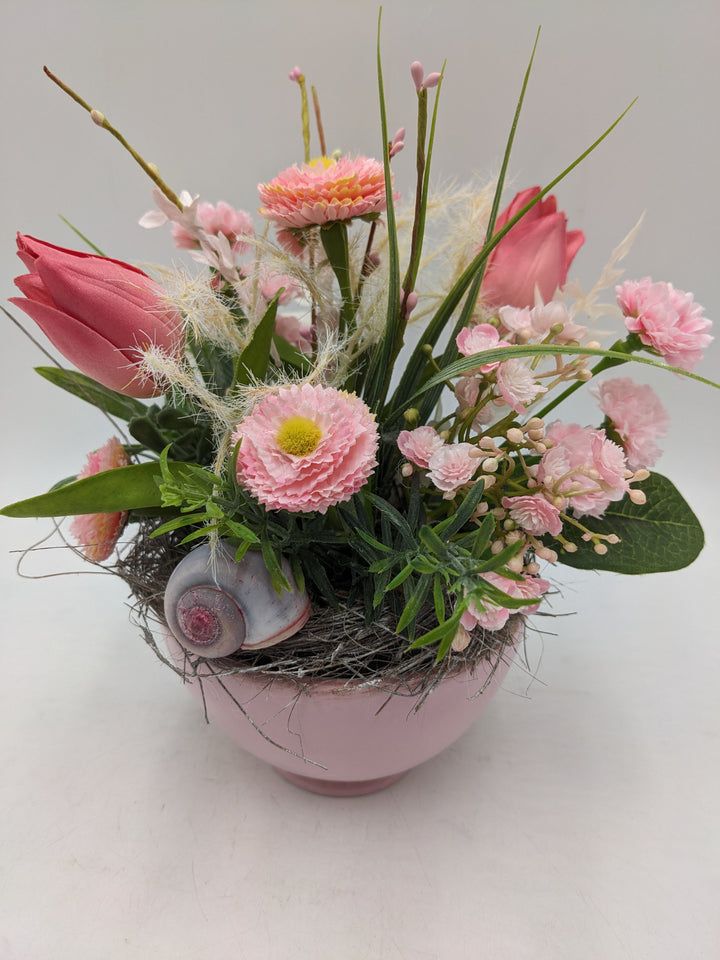 Frühlingsgesteck Tulpen Bellis Gräser rosa