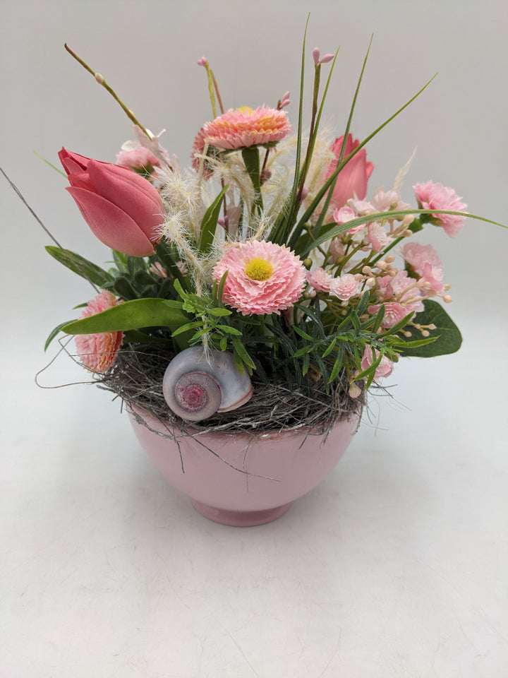 Frühlingsgesteck Tulpen Bellis Gräser rosa
