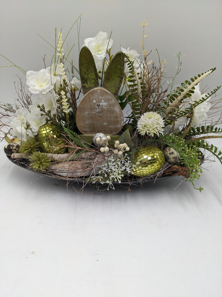 Ostergesteck Frühlingsgesteck Kirschblüte Hase weiss grün