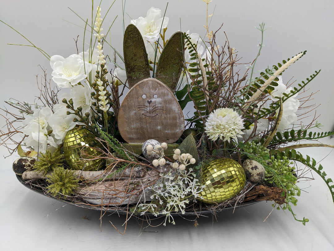 Ostergesteck Frühlingsgesteck Kirschblüte Hase weiss grün