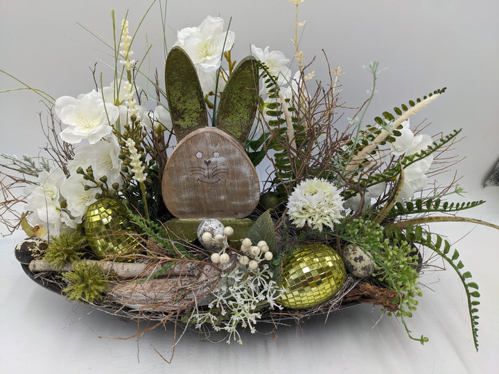 Ostergesteck Frühlingsgesteck Kirschblüte Hase weiss grün