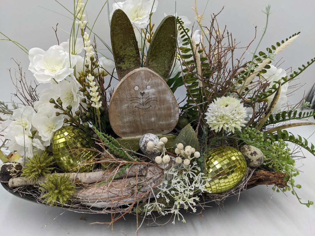 Ostergesteck Frühlingsgesteck Kirschblüte Hase weiss grün