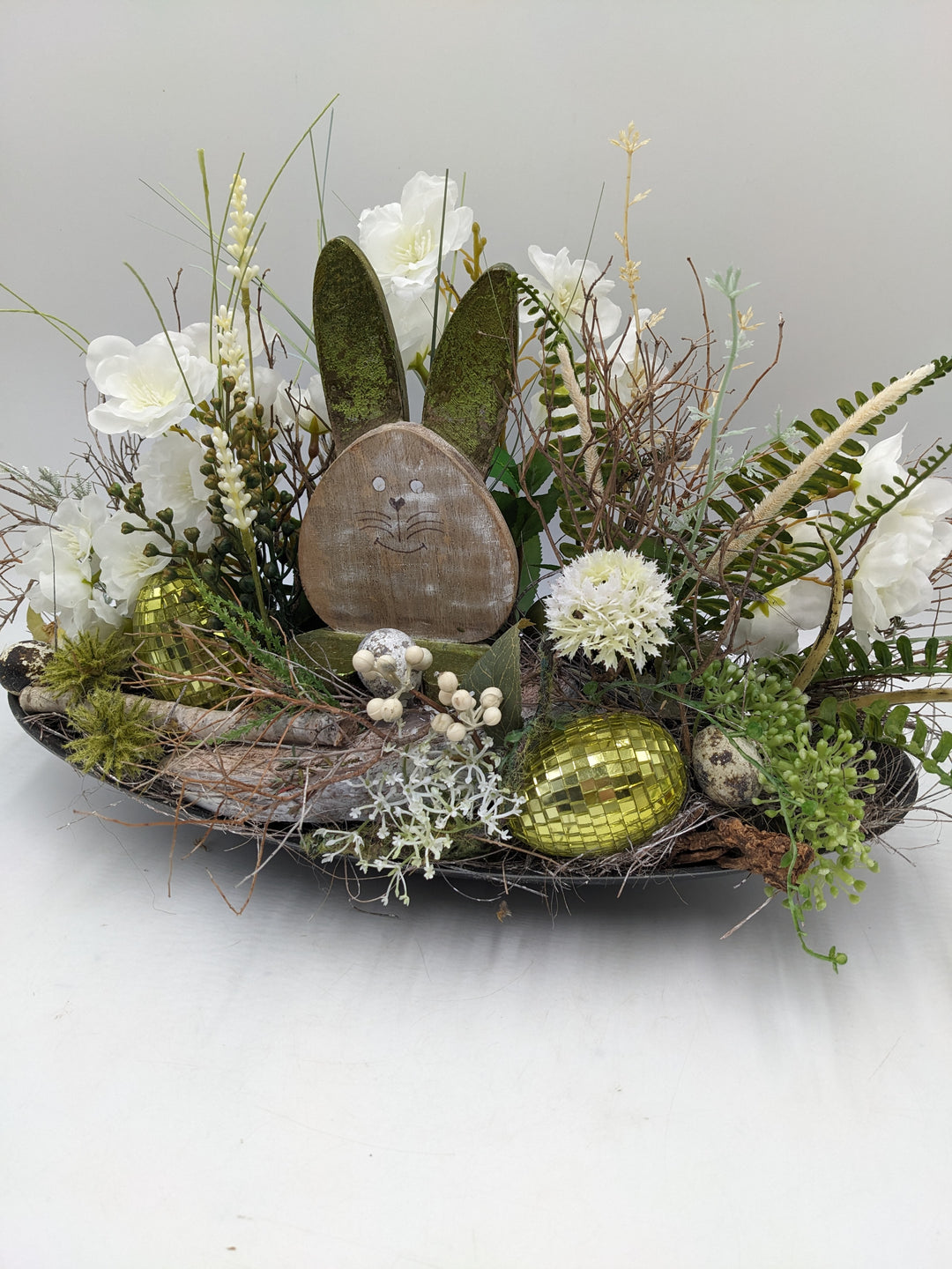 Ostergesteck Frühlingsgesteck Kirschblüte Hase weiss grün