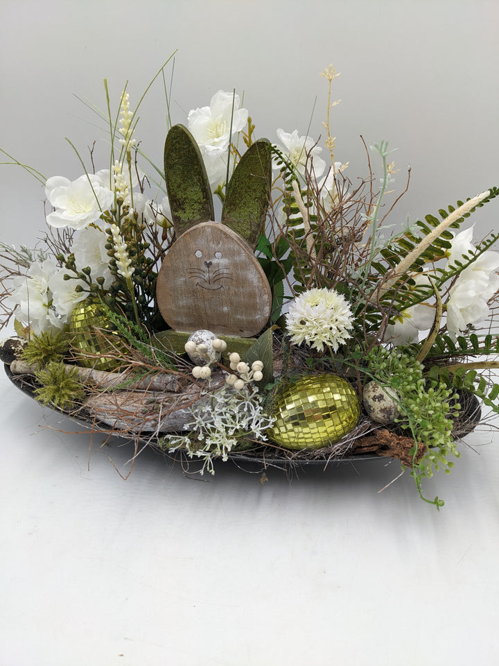 Ostergesteck Frühlingsgesteck Kirschblüte Hase weiss grün