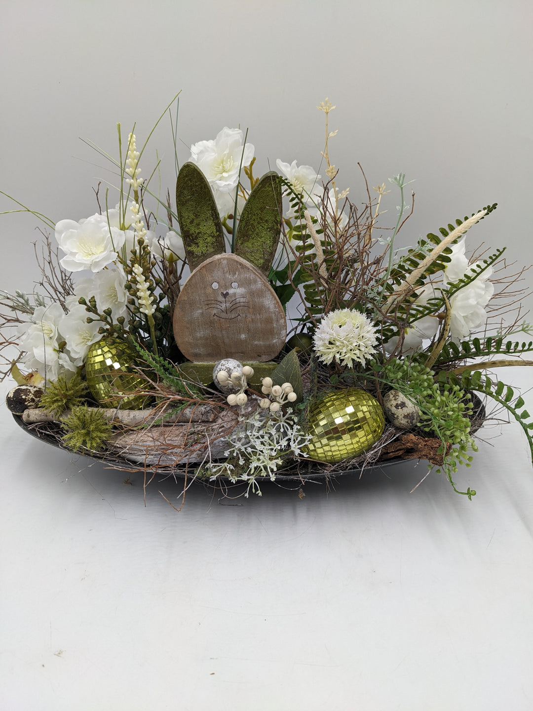 Ostergesteck Frühlingsgesteck Kirschblüte Hase weiss grün