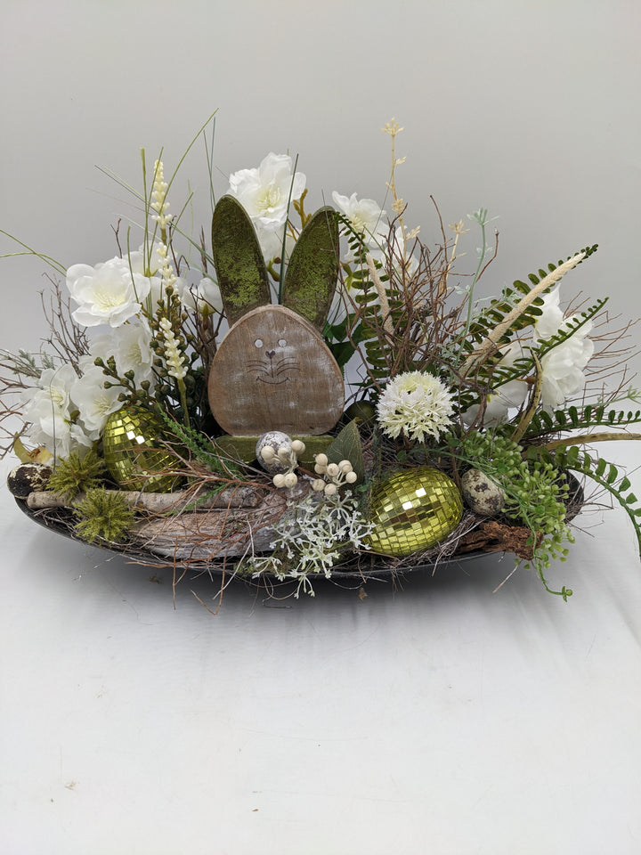 Ostergesteck Frühlingsgesteck Kirschblüte Hase weiss grün