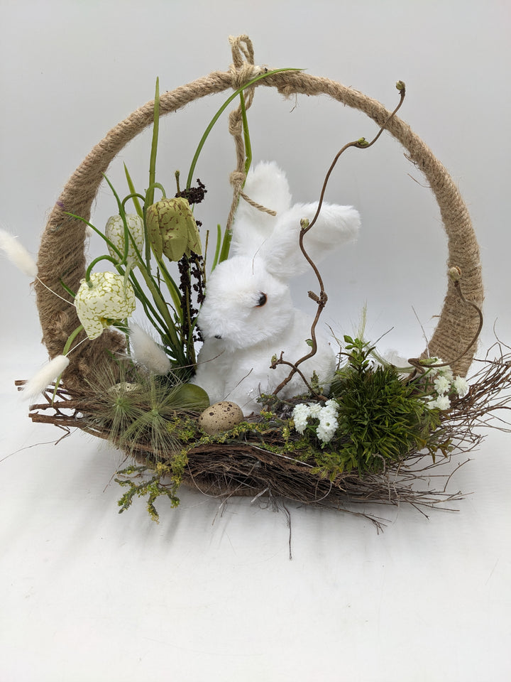 Ostergesteck Frühlingsgesteck Hase Schachbrettblumen Eier weiss