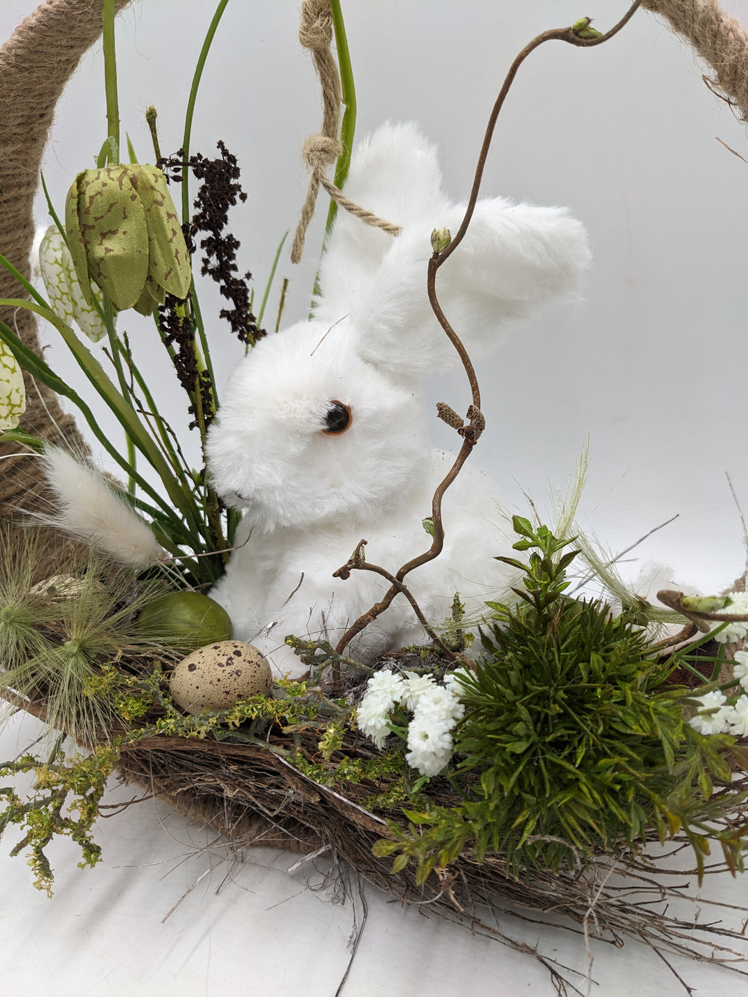 Ostergesteck Frühlingsgesteck Hase Schachbrettblumen Eier weiss