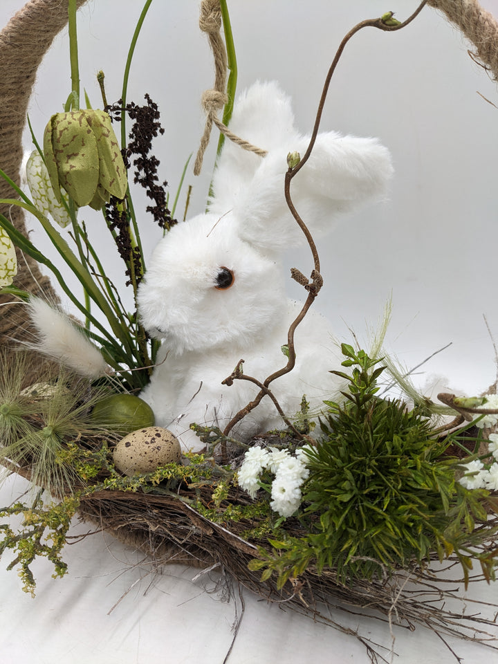 Ostergesteck Frühlingsgesteck Hase Schachbrettblumen Eier weiss
