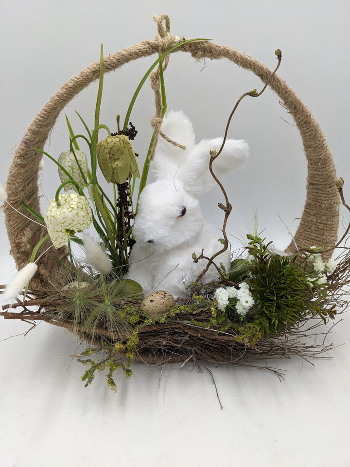 Ostergesteck Frühlingsgesteck Hase Schachbrettblumen Eier weiss