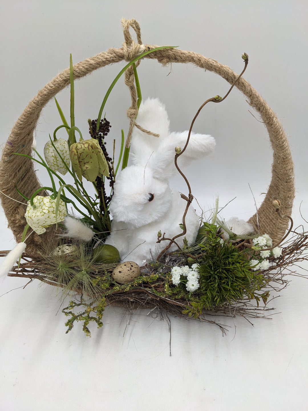 Ostergesteck Frühlingsgesteck Hase Schachbrettblumen Eier weiss