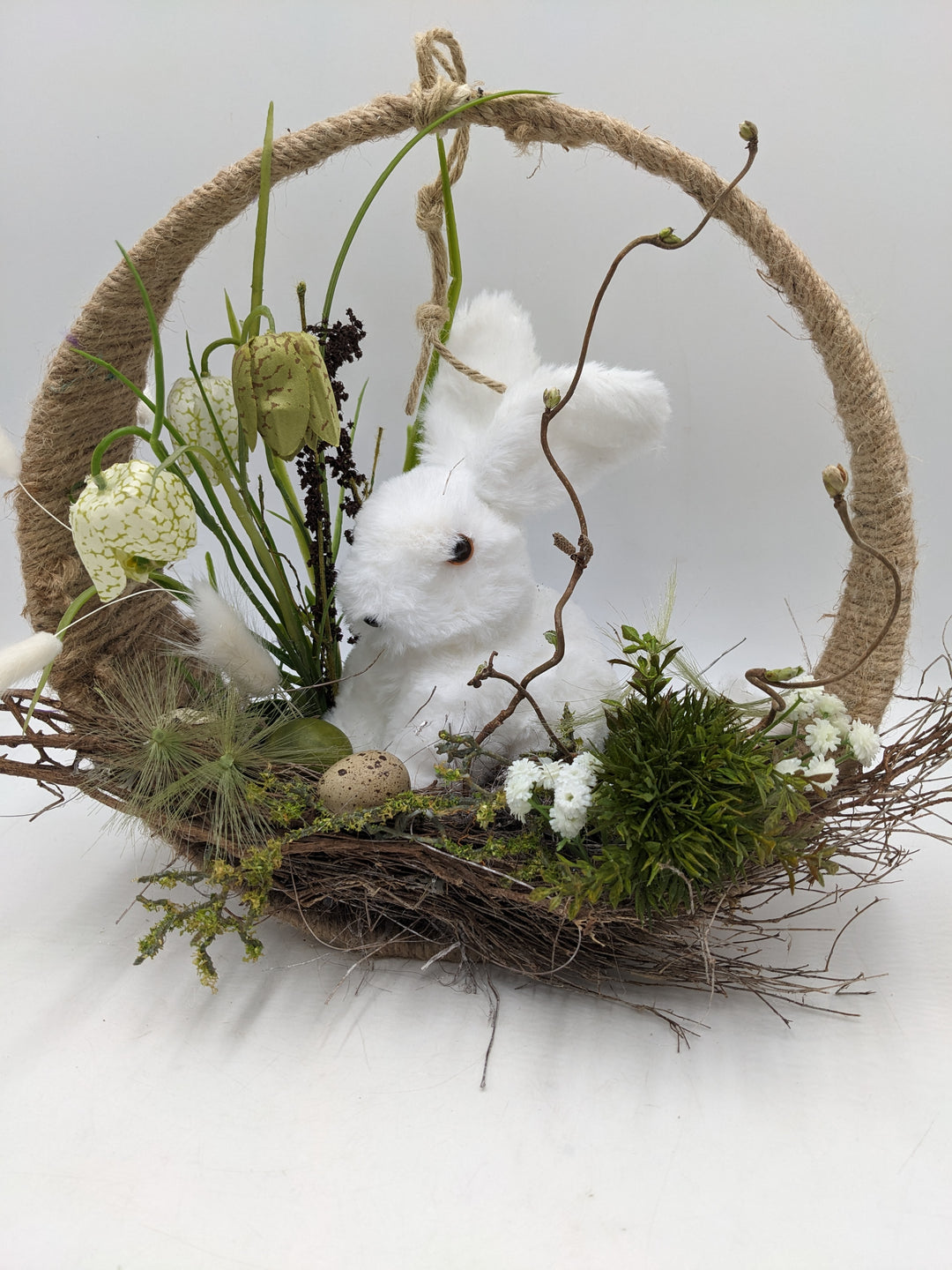 Ostergesteck Frühlingsgesteck Hase Schachbrettblumen Eier weiss