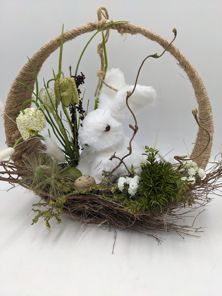 Ostergesteck Frühlingsgesteck Hase Schachbrettblumen Eier weiss