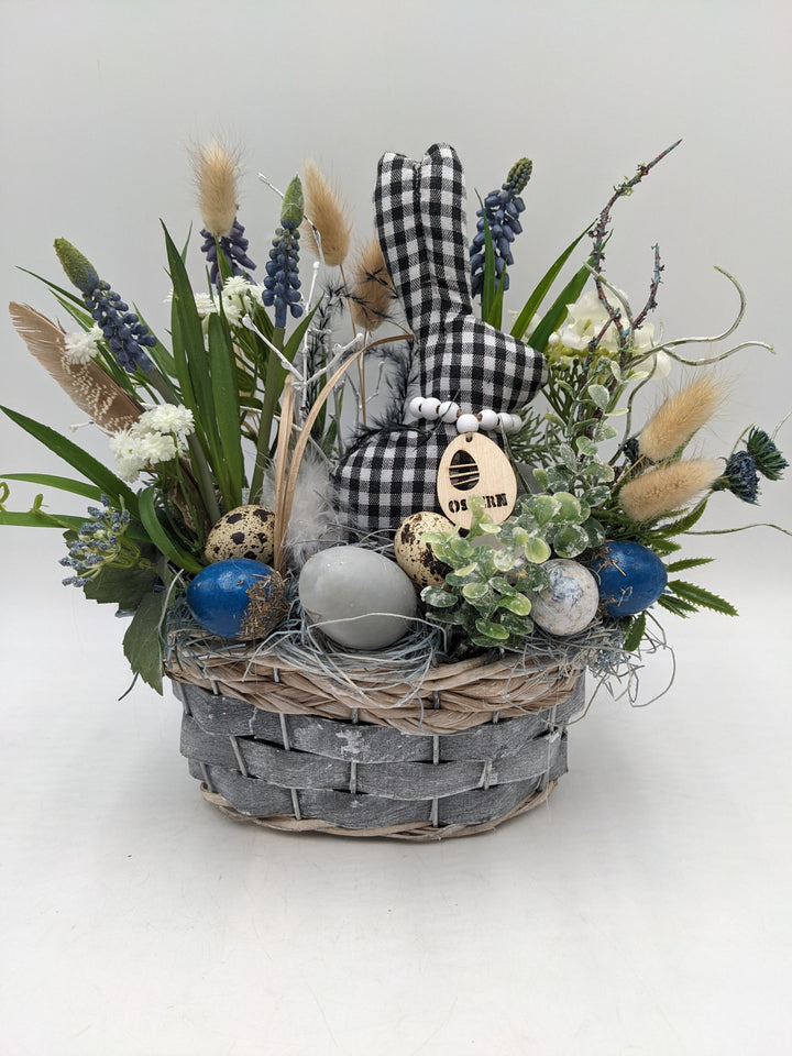 Ostergesteck Frühlingsgesteck Muscari Hase blau weiss