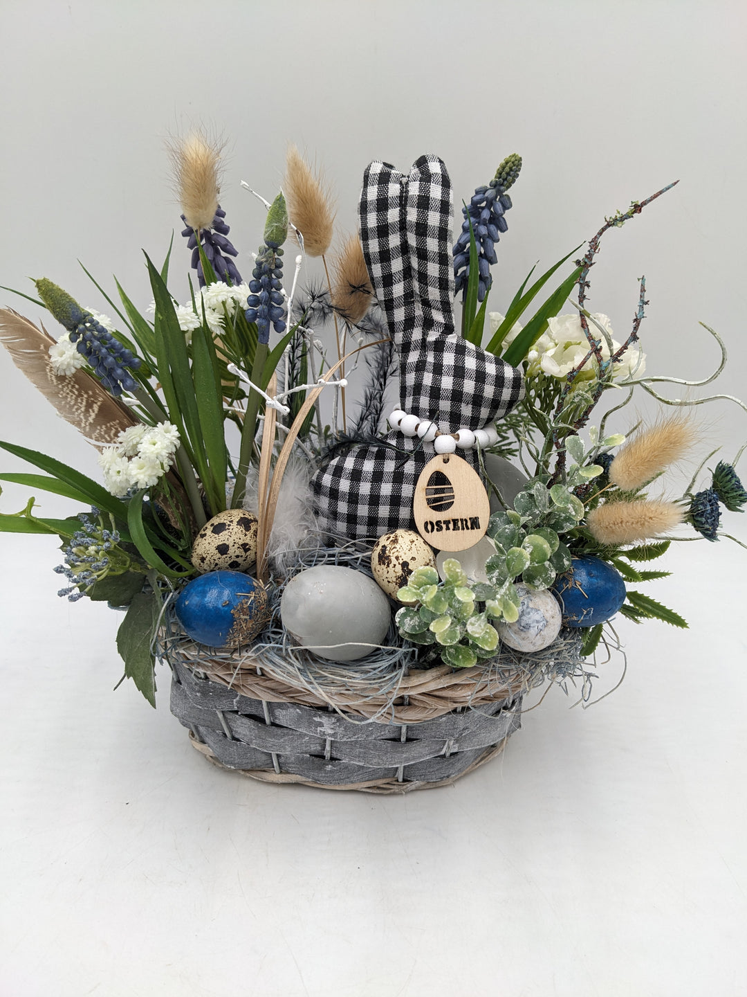 Ostergesteck Frühlingsgesteck Muscari Hase blau weiss