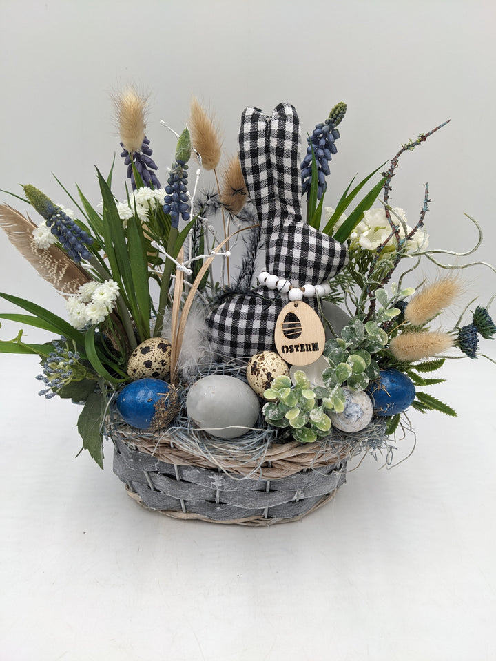 Ostergesteck Frühlingsgesteck Muscari Hase blau weiss