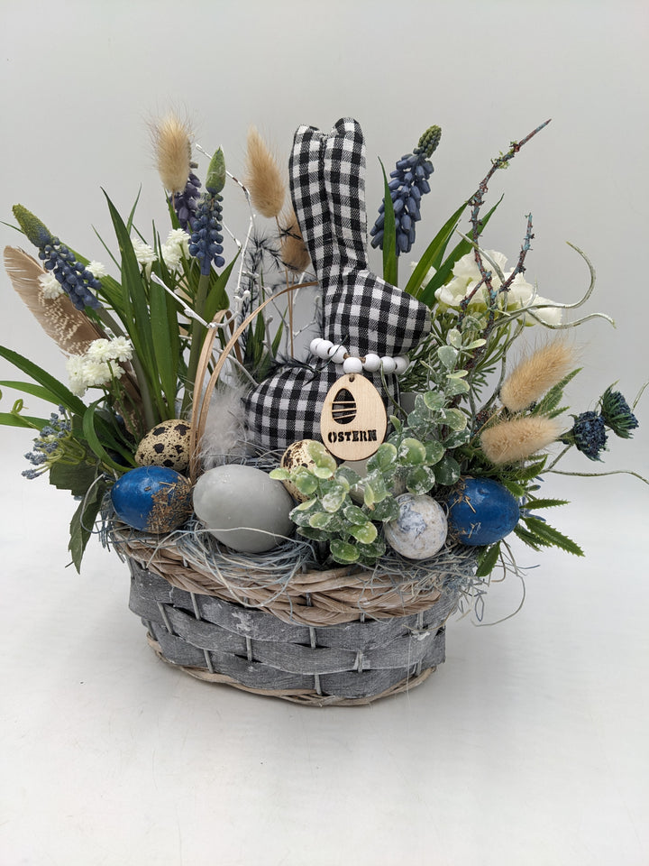 Ostergesteck Frühlingsgesteck Muscari Hase blau weiss