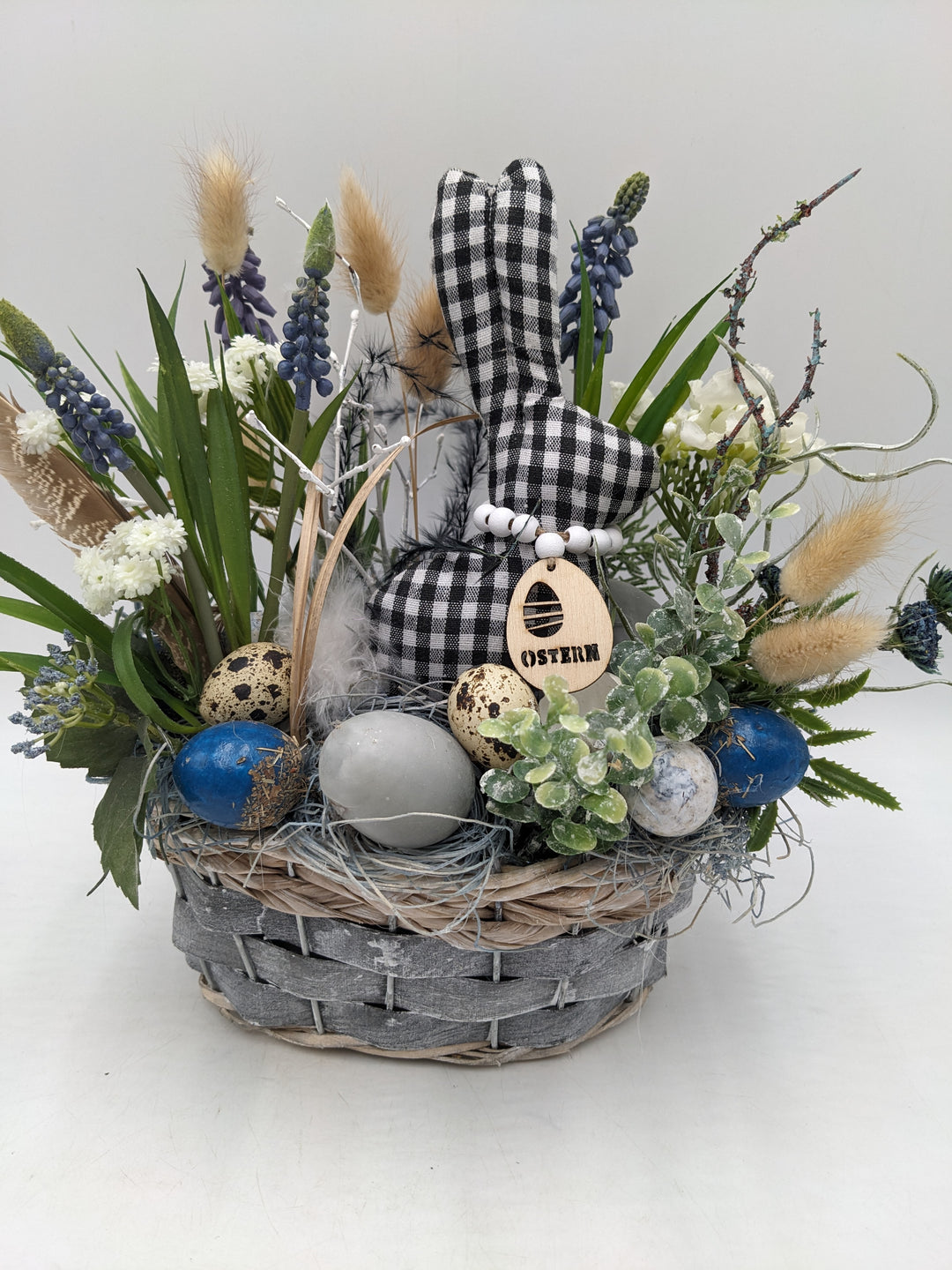 Ostergesteck Frühlingsgesteck Muscari Hase blau weiss